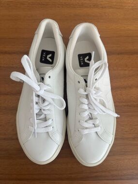 NWOT Veja Esplar Leather Logo Sneaker